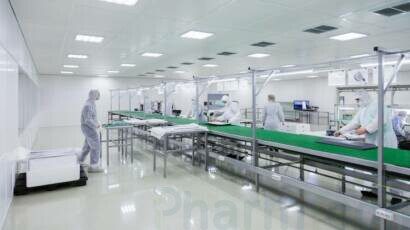 Что называют чистыми помещениями? Чистое помещение - контролируемое помещение, в котором сводится к минимуму попадание, образования и удержание частиц.