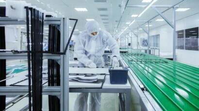 Что называют чистыми помещениями? Чистое помещение - контролируемое помещение, в котором сводится к минимуму попадание, образования и удержание частиц.